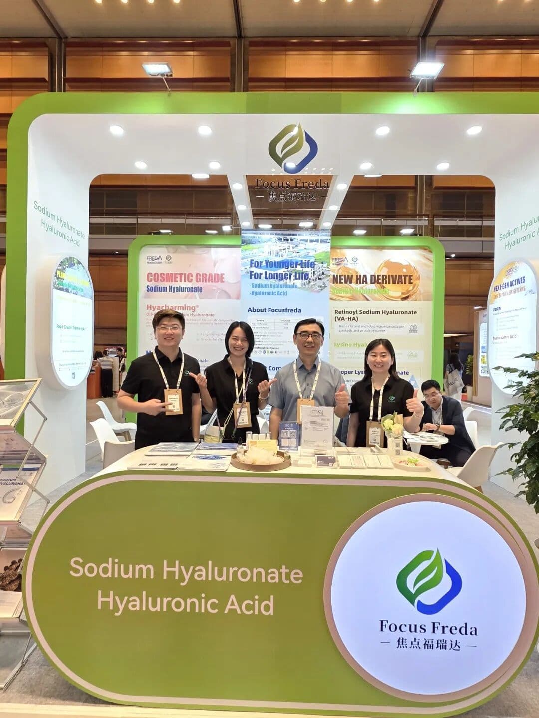 Visitors and industry professionals at the Focusfreda booth