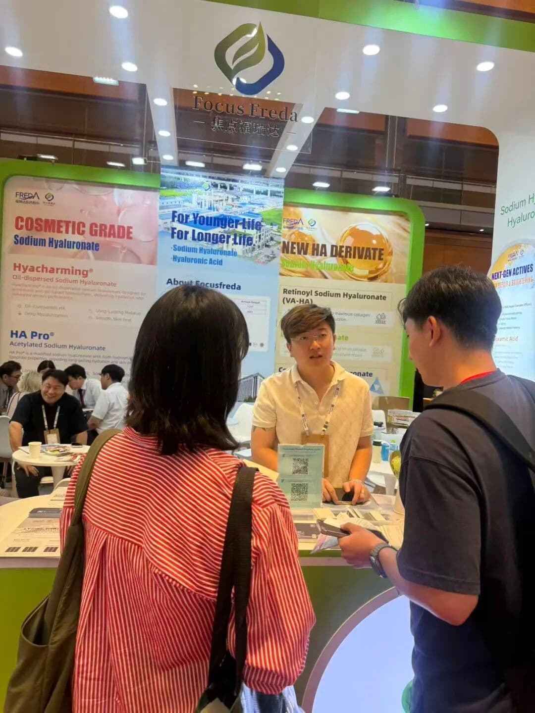 Business discussions at the Focusfreda exhibition booth